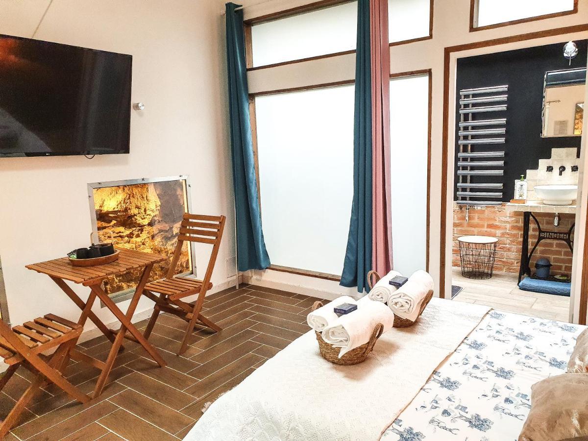 Semi Troglodyte En Foret Massage Et Diner Romantique Habitación en casa particular